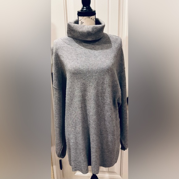 Free People Soft Grey Oversized Tunic Turtleneck Sweater! Beautiful and warm! - Picture 1 of 10